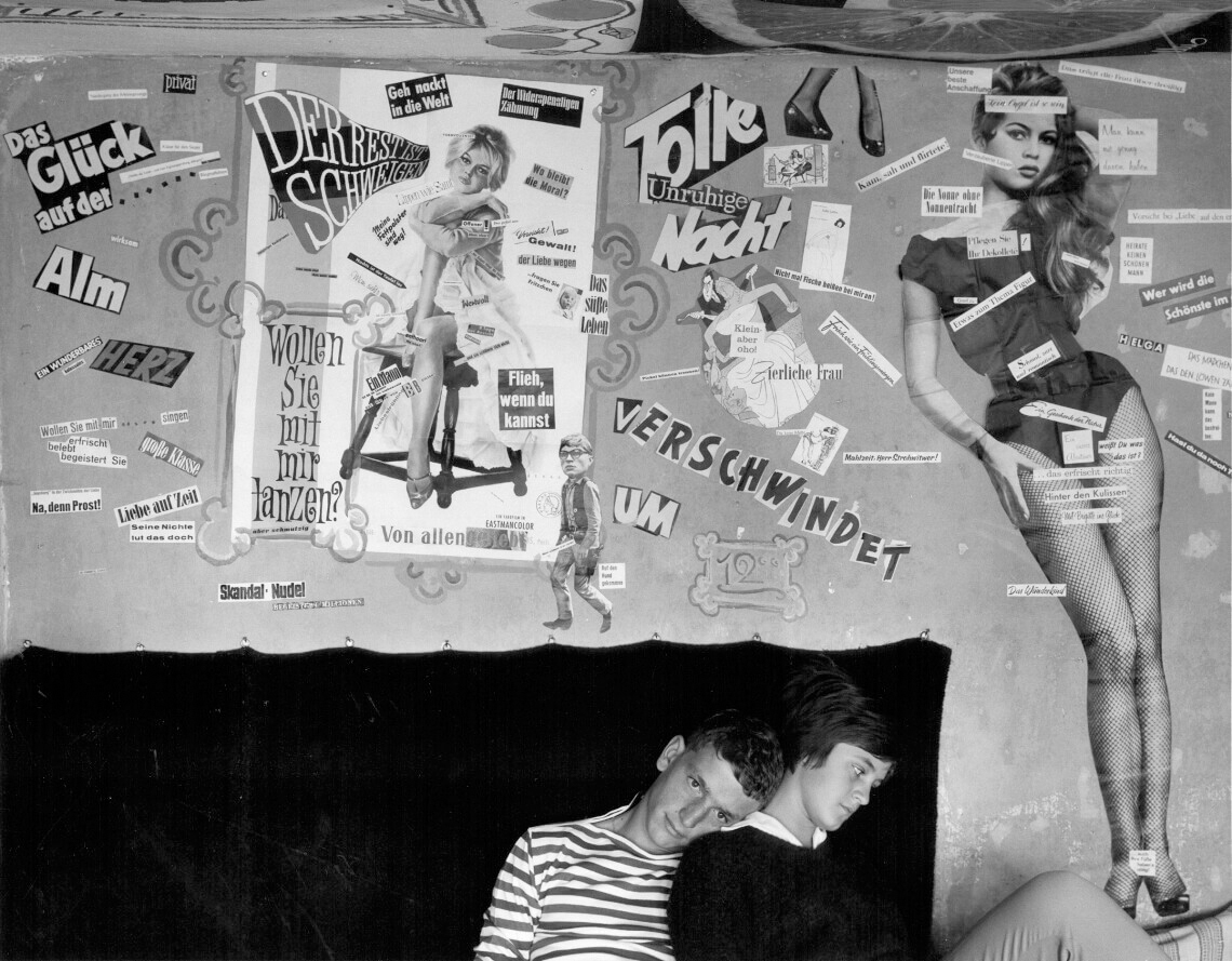 Teenagerpaar vor Pin-Up-Wand-1960