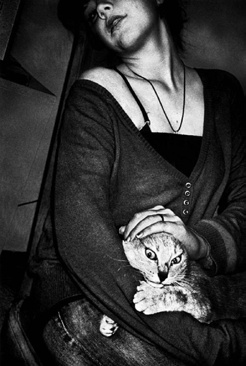 Фото 33. Женщина с кошкой. Anders Petersen