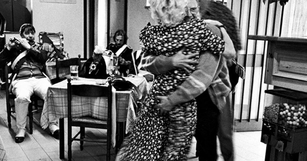Фото 34. После празднования Наполеоновского сражения, 1994. Gianni Berengo Gardin.