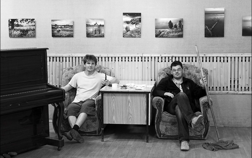 Фото 1. Подготовка к выставке. Слева — Сергей Чубаров, справа — Александр Лужин.